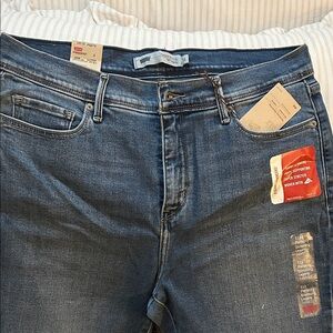 Levi's Slim Straight Women's Jeans in Medium Wash Blue